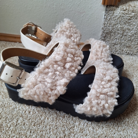Urban Outfitters Lexi Faux Sherpa Sandal Cream/Black Open Toe Womens Size 10 - Picture 4 of 8